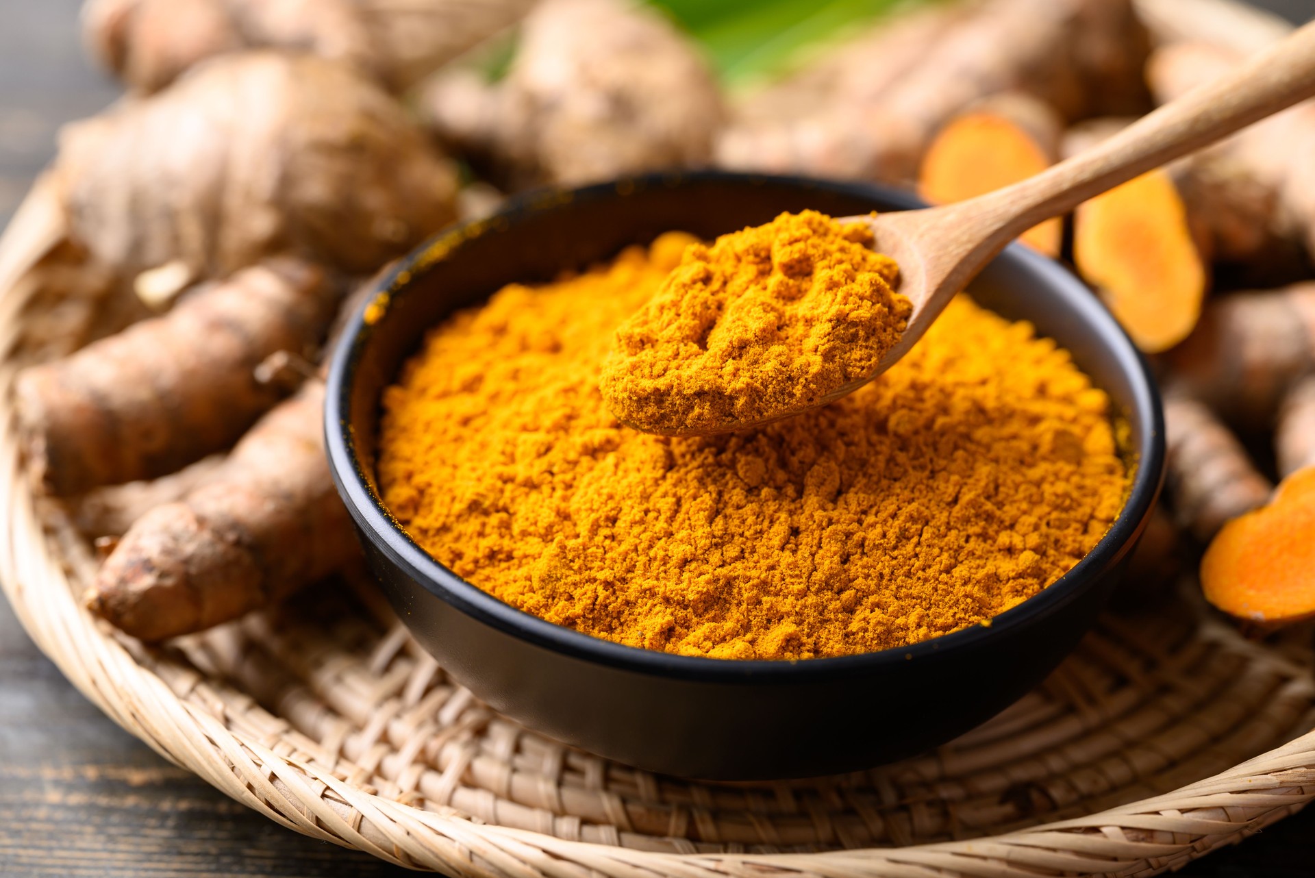 Turmeric powder and fresh turmeric (Curcuma, curcumin)